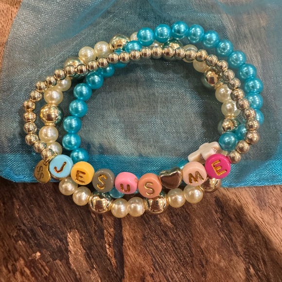 “Jesus Loves Me” Graphic Beaded Bracelet Stack - Picture 6 of 7